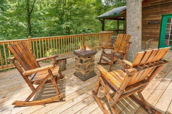 Treehouse Between Gatlinburg And Pigeon Forge. Pet Friendly! Exteriör bild